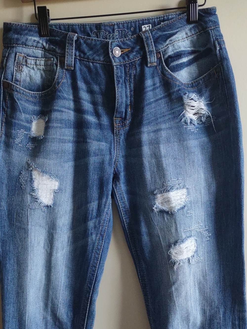 Miss Me Distressed Boyfriend Capri Jeans Medium Wash. 27. Pristine Condition.